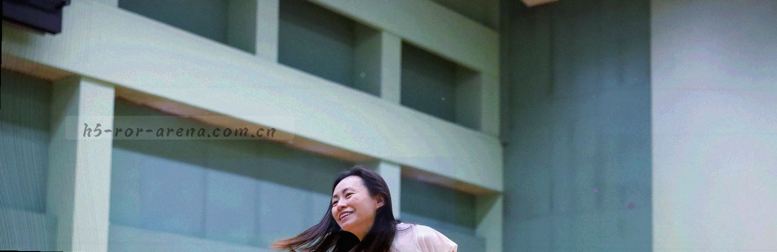 横向四段式时间条抽象图，用不同明度的青色区分四个赛季阶段